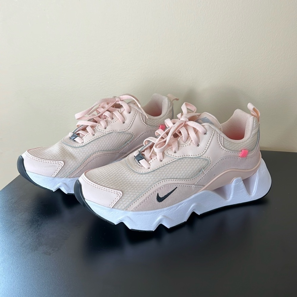 Nike shoes - Picture 3 of 8